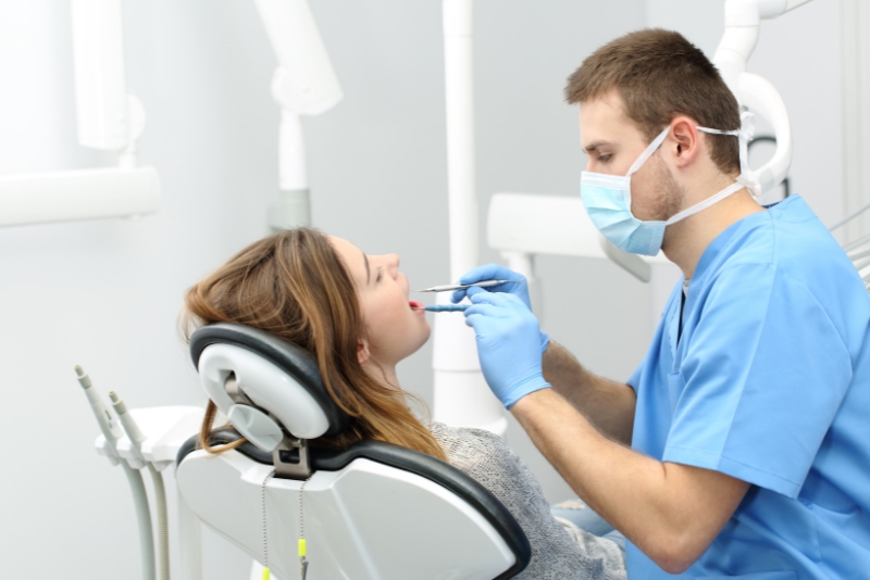 Cómo Usar el Hilo Dental - Clínica Dental OnSmile